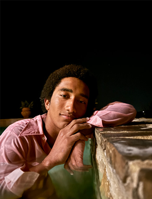 Ảnh chụp một người đàn ông trong điều kiện ánh sáng yếu ở chế độ Ban Đêm